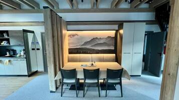 Deluxe Apartment, Balcony, Mountain View | Dining