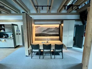 Deluxe Apartment, Balcony, Mountain View | Dining