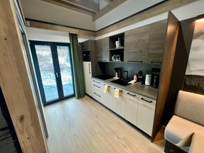 Deluxe Apartment, Balcony, Mountain View | Private kitchen | Toaster