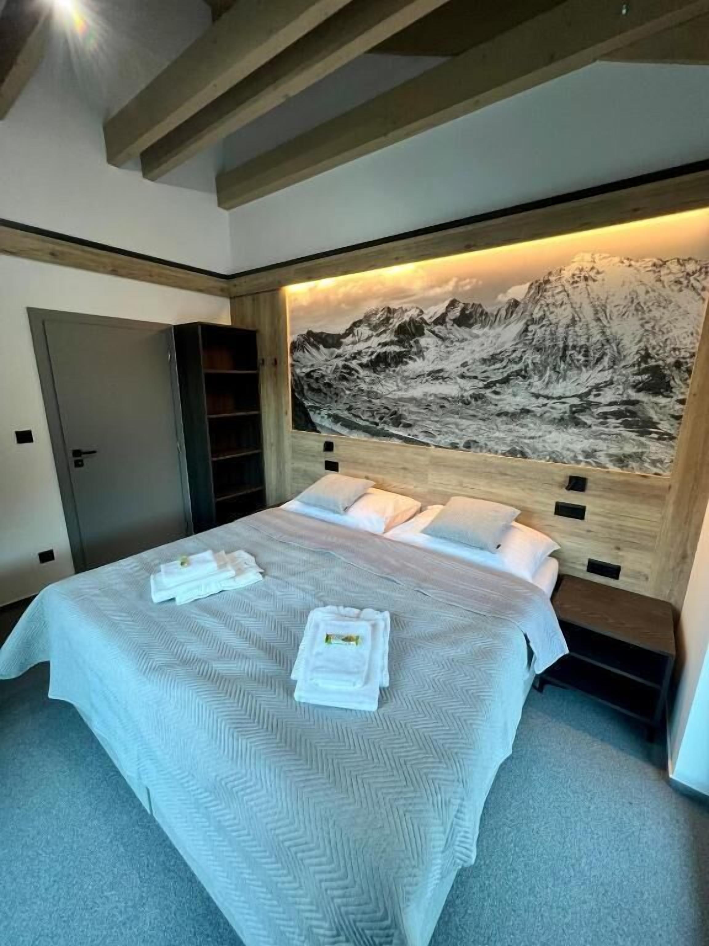 Apartamento luxo, sacada, vista para a montanha