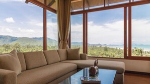 Ein Zimmer mit einem großen Fenster, einem Sofa und einem Couchtisch.
