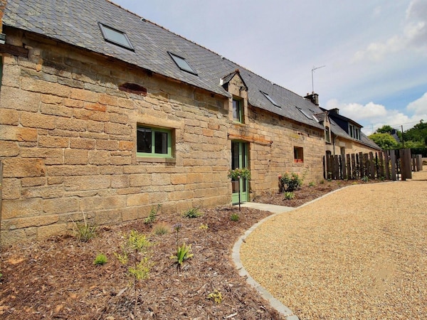 Stunning Holiday Cottage In Neulliac - Morbihan