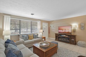 Smart TV - Beach Buzz: 4  BR, 2  BA House in Jekyll Island, Sleeps 8 (Jekyll Island)