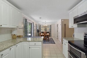 Fridge, microwave, oven, stovetop - Beach Buzz: 4  BR, 2  BA House in Jekyll Island, Sleeps 8 (Jekyll Island)