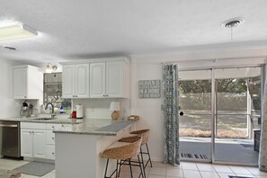 Interior - Beach Buzz: 4  BR, 2  BA House in Jekyll Island, Sleeps 8 (Jekyll Island)