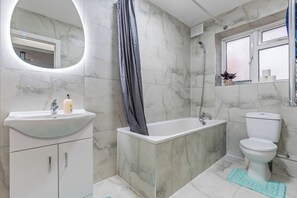 Hair dryer, towels, soap, toilet paper - Lovely 1 BR Flat Near Elephant & Castle Station (London)