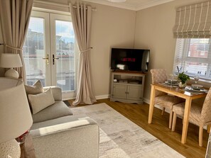 Smart TV - The Kingcraig - coastal apartment with balcony . (Ayr)