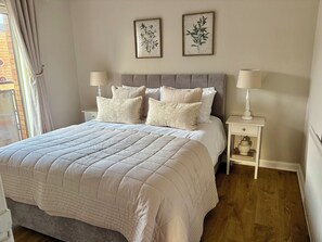 1 bedroom, desk, iron/ironing board, free WiFi - The Kingcraig - coastal apartment with balcony . (Ayr)
