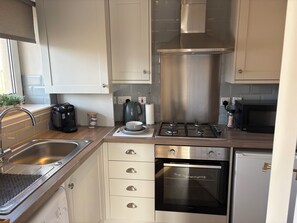 Fridge, microwave, oven, stovetop - The Kingcraig - coastal apartment with balcony . (Ayr)