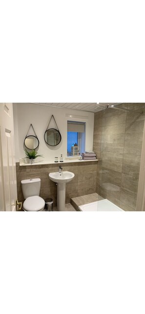 Shower, hair dryer, towels, soap - The Kingcraig - coastal apartment with balcony . (Ayr)