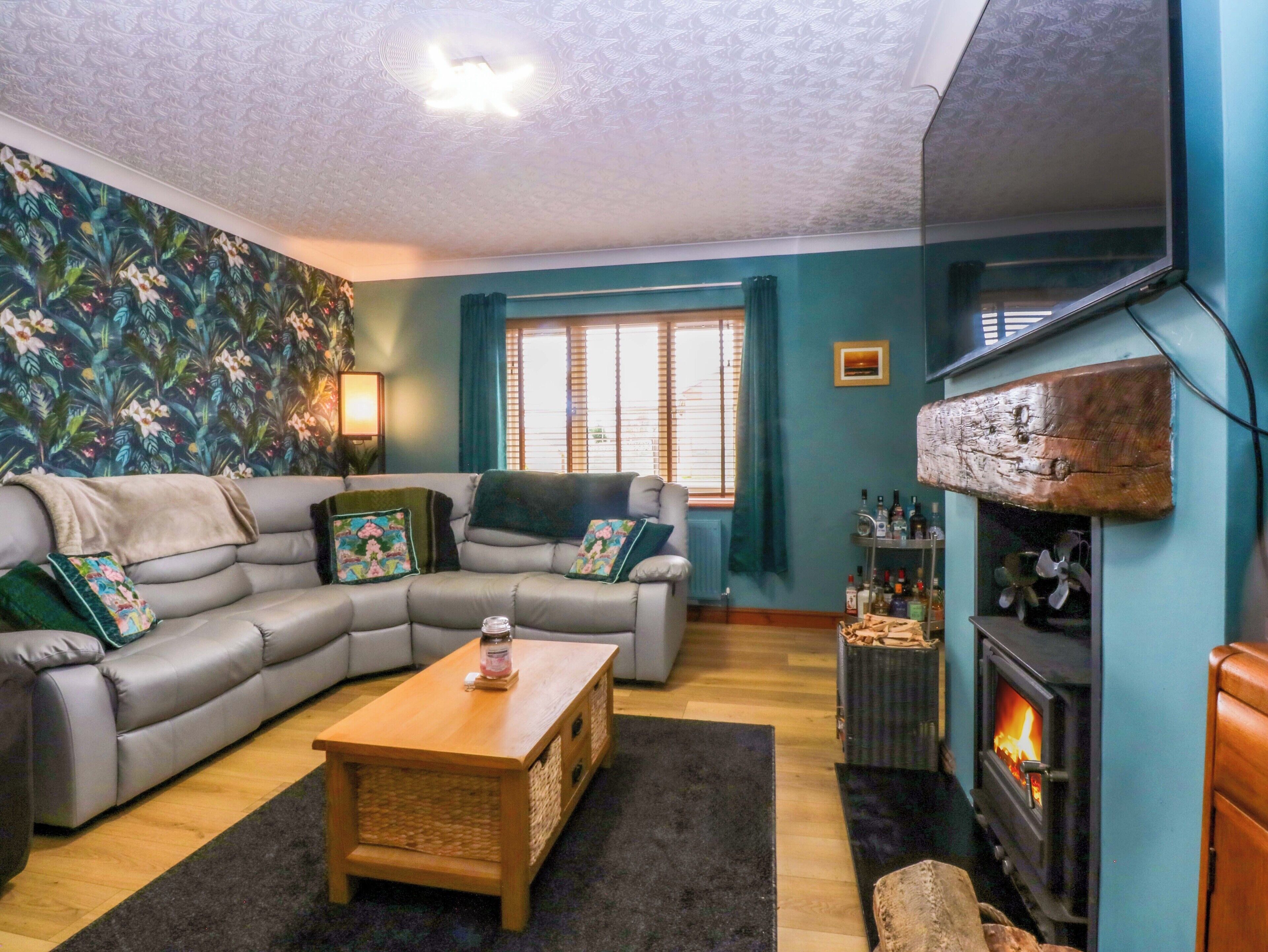 36 Cae Rhos, Pet Friendly, With Open Fire In Holyhead - Holyhead