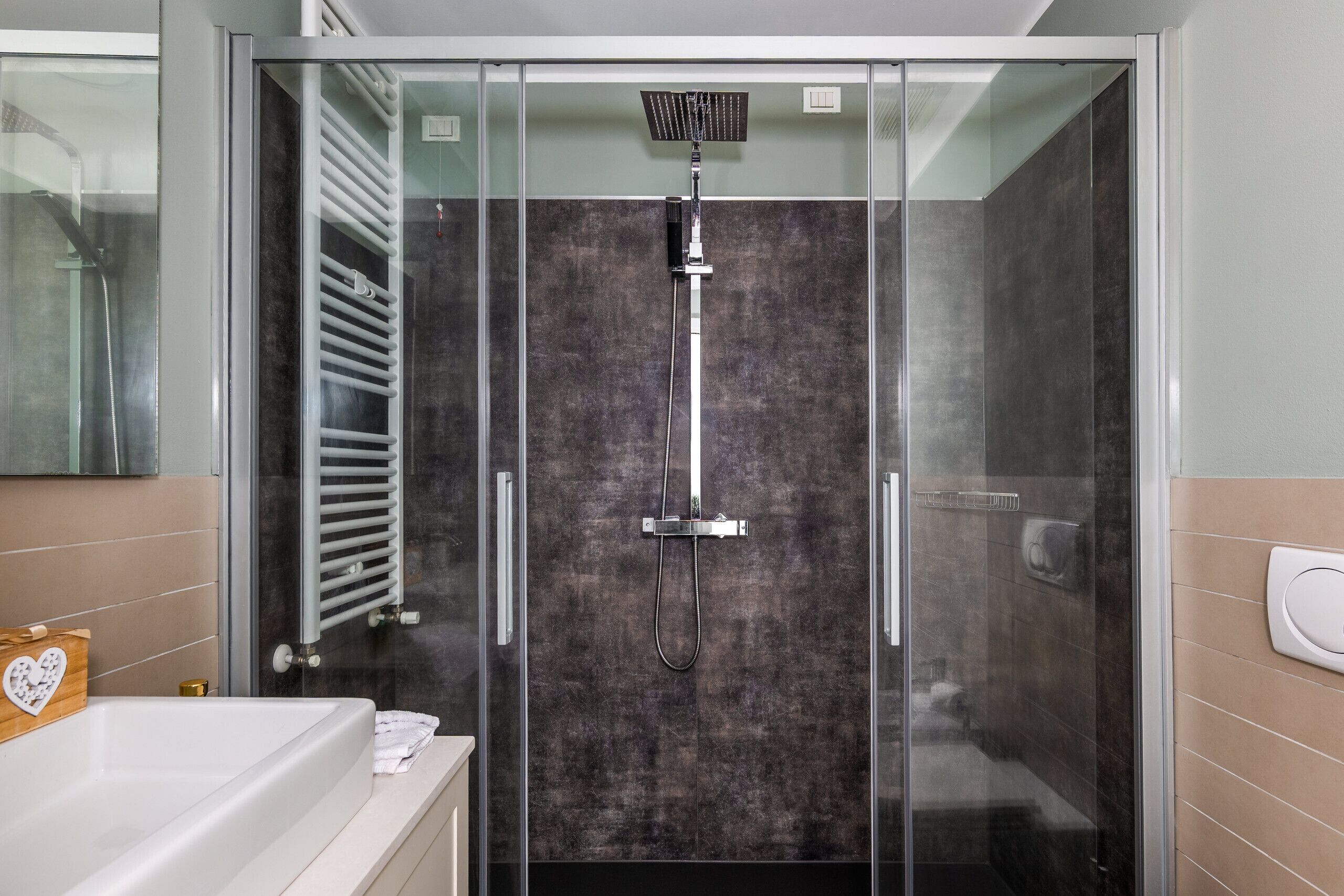 Shower, bidet, towels
