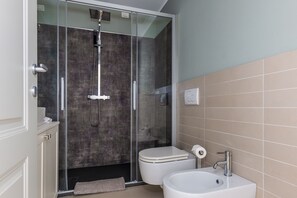 Dusche, Bidet, Handtücher