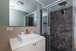 Dusche, Bidet, Handtücher