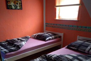 A room with two single beds, each with a pillow and a blanket. - Comfortable Mexican-style Holiday Home (Ustka)