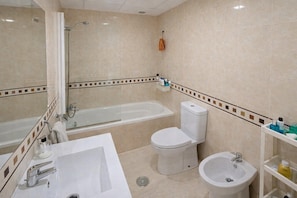 A bathroom with a bathtub, toilet, bidet, and a sink. - Pleasant Beachfront Attic Retreat (Roquetas de Mar)