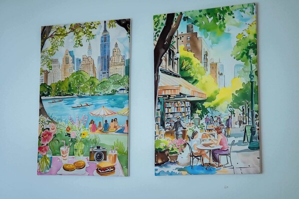 Deux tableaux représentant des scènes urbaines, avec des bâtiments, des arbres et des personnes.