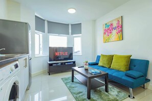 TV, offices - Chic 1BR Ground Floor Apartment Near Centre (Cardiff)
