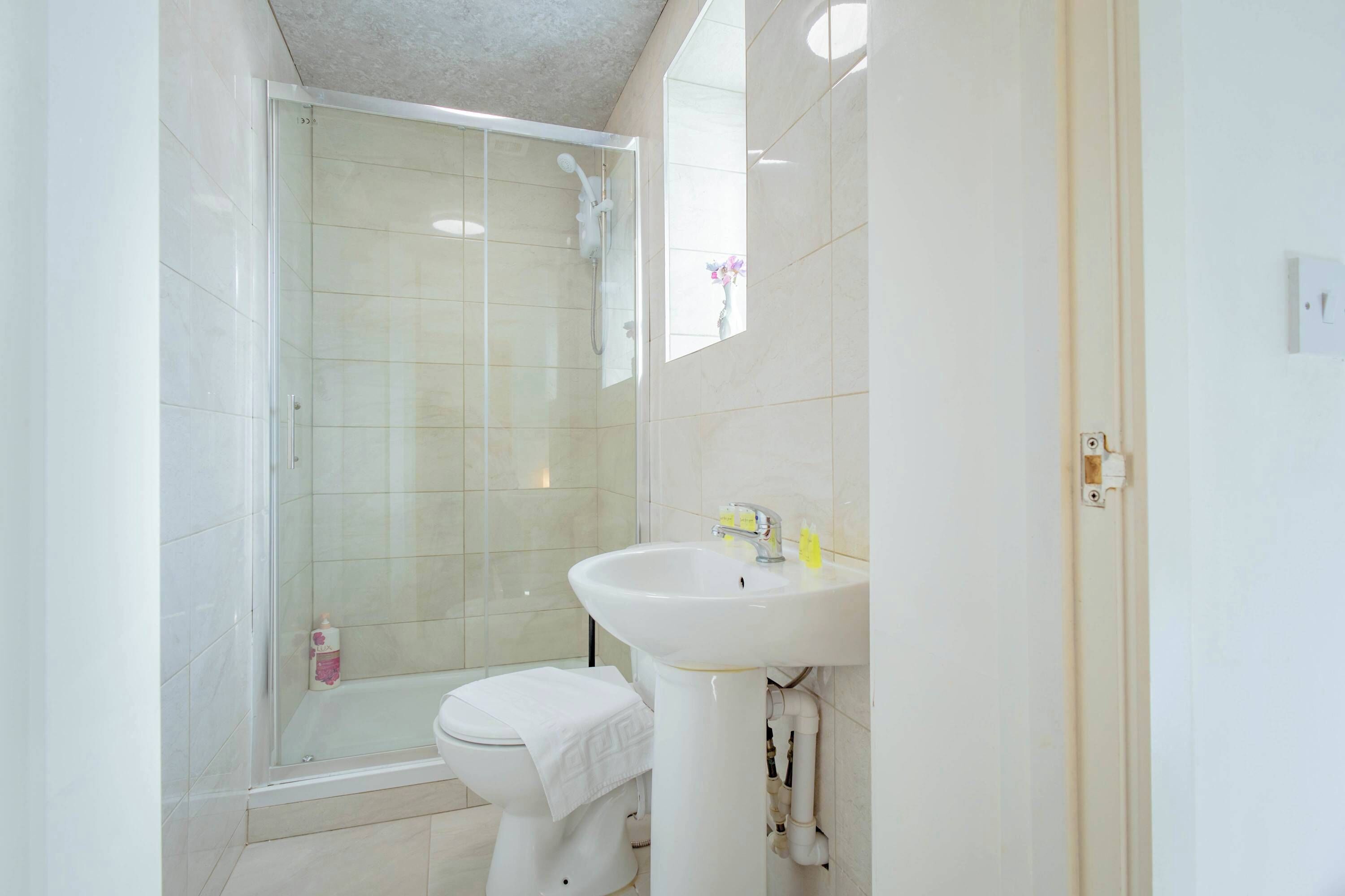 Dusche, Haartrockner, Handtücher, Shampoo