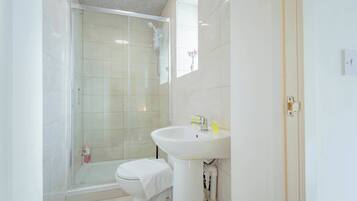 Dusche, Haartrockner, Handtücher, Shampoo