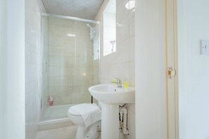 Shower, hair dryer, towels, shampoo - Chic 1BR Ground Floor Apartment Near Centre (Cardiff)