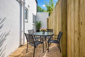 Private Patio: Outdoor dining table & seating for four, soak in the fresh air with your morning coffee or evening drinks. - Modern 1BR Apartment, Minutes from Cardiff Centre (Cardiff)