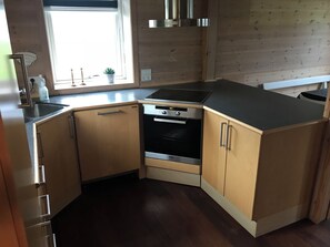 Basic House, Ocean View, Mountainside | Dapur peribadi