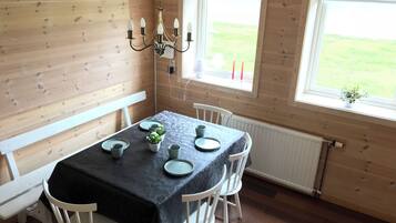 Nhà cơ bản, quang cảnh biển, cạnh núi | Khu ăn uống