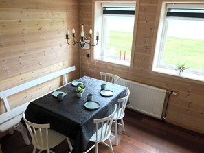 Basic House, Ocean View, Mountainside | Tempat makan