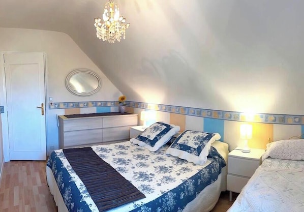 5 habitaciones, tabla de planchar con plancha, internet y ropa de cama 