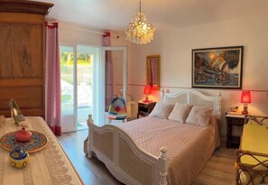 5 habitaciones, tabla de planchar con plancha, internet y ropa de cama 