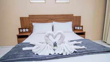 Suite | Laptop workspace, iron/ironing board, free WiFi