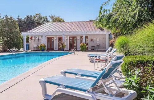 1st floor Condo near Lake MI, Saugatuck and  many attraction's.
Heated pool!