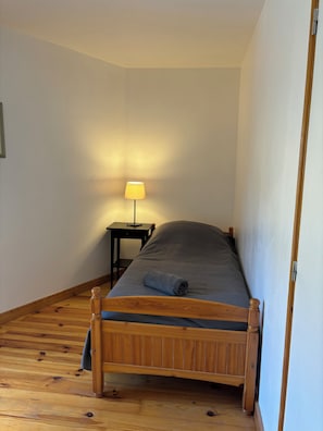 2 dormitorios, tabla de planchar con plancha, Internet y ropa de cama