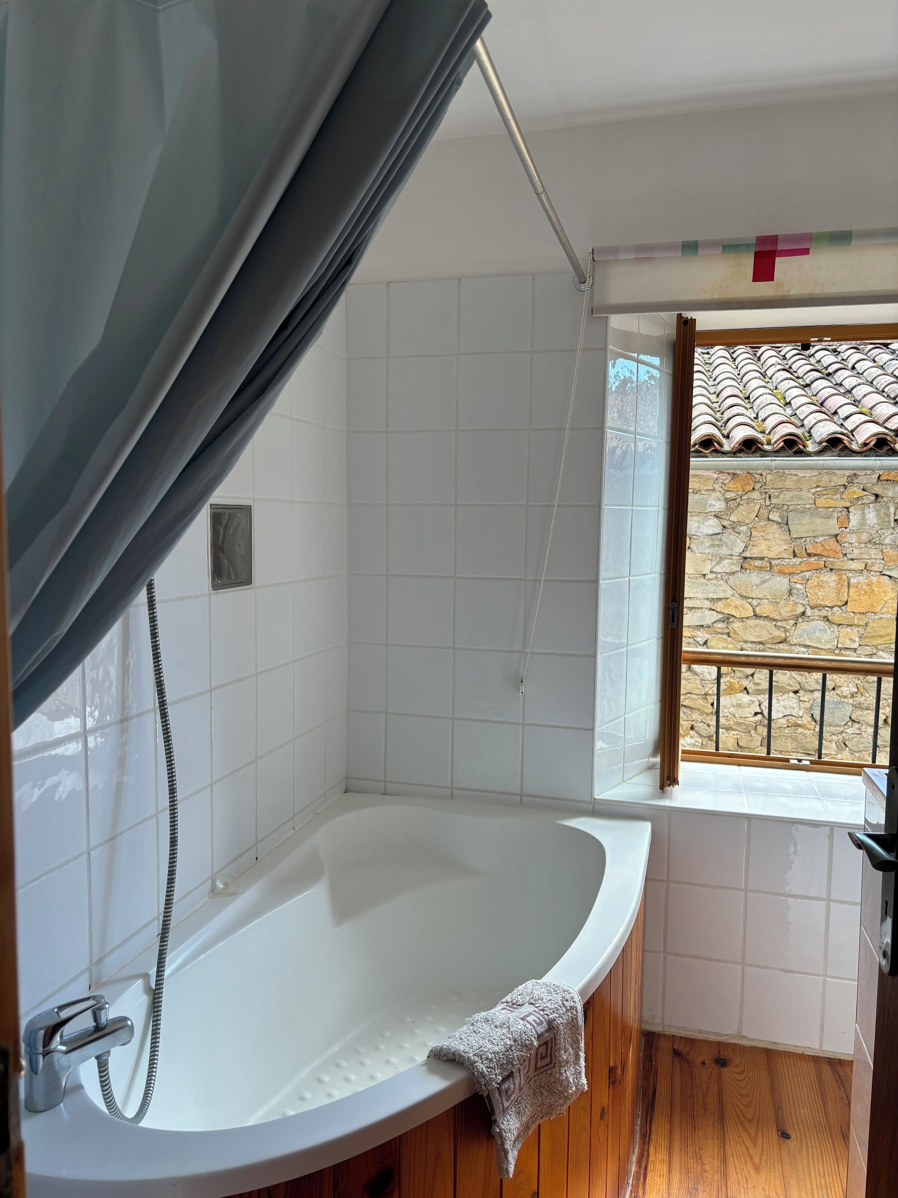 Séchoir à cheveux, serviettes fournies, savon, papier de toilette