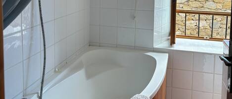Séchoir à cheveux, serviettes fournies, savon, papier de toilette