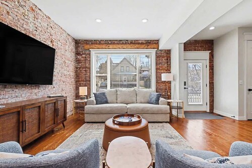 Heartland Haven Brownstone / Brick Charm - Midtown