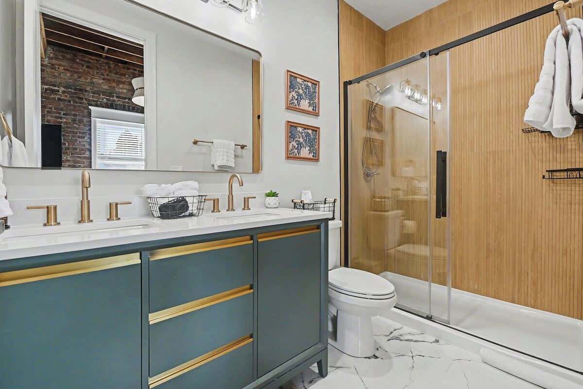 Douche, séchoir à cheveux, shampooing