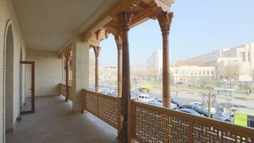 Kahden hengen standard-huone (kaksi sänkyä), parveke, kaupunkinäköala | Ulkoalueet