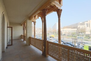 Quarto duplo standard, sacada, vista para a cidade | Área da propriedade