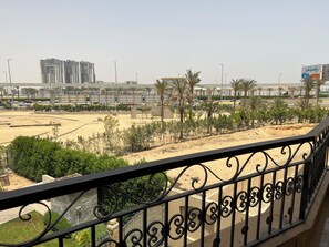 Property grounds - Elite House: Elegant & Spacious 3BR Apartment 1 – Mall of Arabia (Giza Governorate)