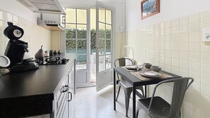 Une cuisine avec un coin repas, une cuisinière et une fenêtre donnant sur un beau paysage.