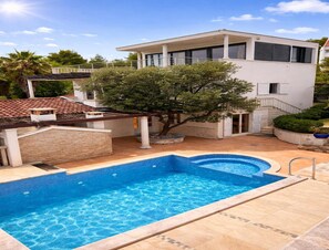 House | Pool - Luxury Garden Villa 50m From the Beach (Sutivan)