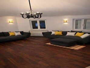 House | Living room - Luxury Garden Villa 50m From the Beach (Sutivan)