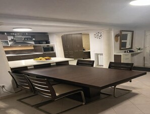 House | Dining - Luxury Garden Villa 50m From the Beach (Sutivan)