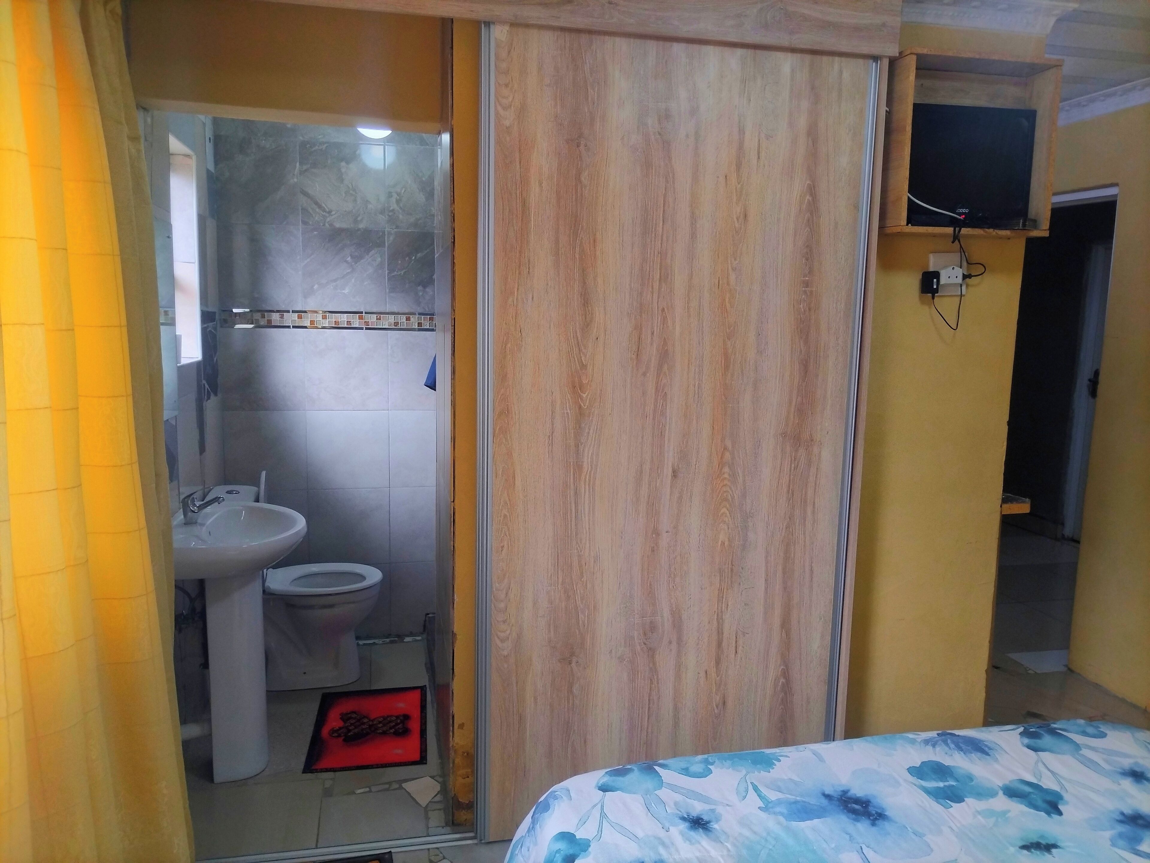 Un baño con lavamanos, inodoro y ducha.