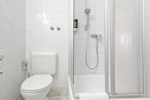 Dusche, Haartrockner, Handtücher, Seife