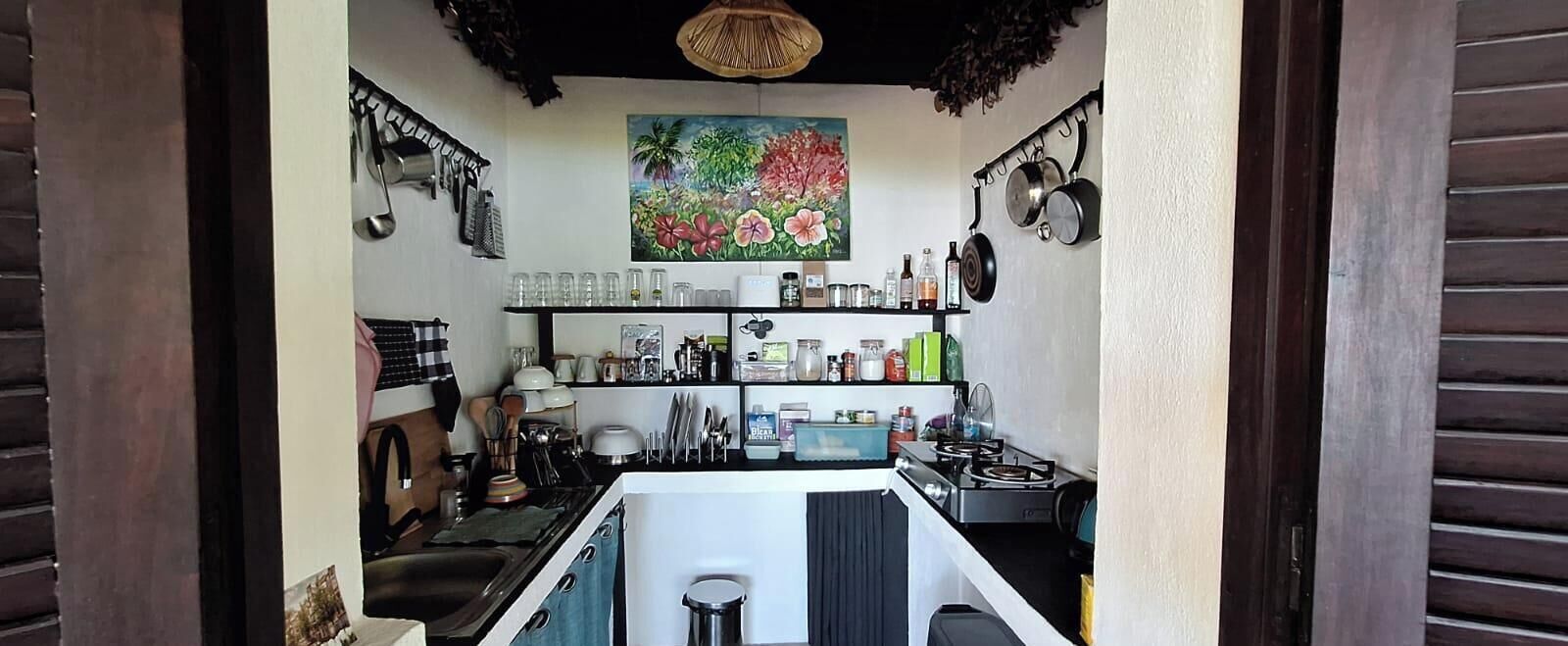 Geladeira, cooktop, cafeteira/chaleira