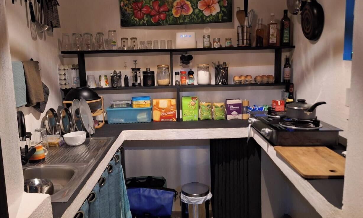 Kühlschrank, Herdplatte, Wasserkocher mit Kaffee-/Teezubehör