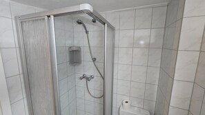Apartment | Bathroom - Mobile Home im Ferienpark mit Seezugang (Dabel)